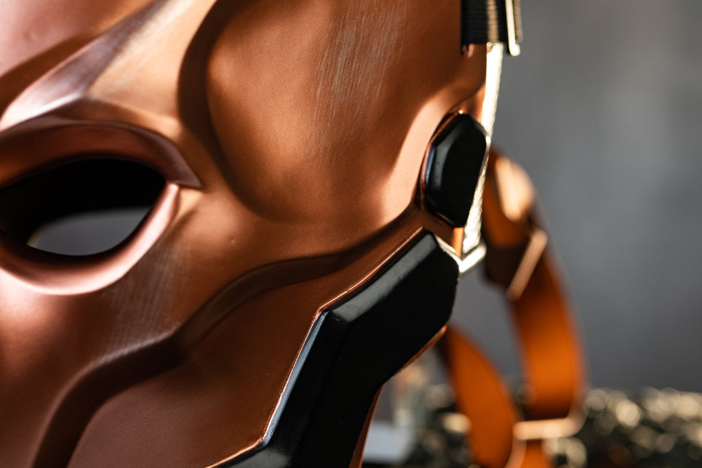 【Neu eingetroffen】Xcoser Batman: Arkham Knight Spiel Deathstroke Goldene Maske Aktualisierter Halloween-Cosplay-Helm für Erwachsene